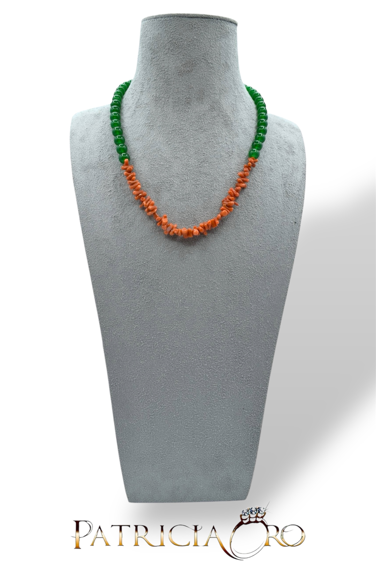 Splendida collana da donna in Corallo Sciacca e Agata verde, un gioiello made in italy di Patricia Oro Creations, perfetto per un regalo prezioso.