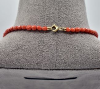Splendida Collana in Corallo Sciacca con chiusura in oro, un gioiello made in italy di Patricia Oro Creations, perfetto per un regalo prezioso. (Vista 2)
