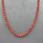 Collana in Corallo Sciacca di Patricia Oro Creations: un gioiello di lusso, con barilotti e chiusura in oro, perfetto per un'idea regalo preziosa. (Vista 2)