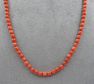 Collana in Corallo Sciacca di Patricia Oro Creations: un gioiello di lusso, con barilotti e chiusura in oro, perfetto per un'idea regalo preziosa. (Vista 2)