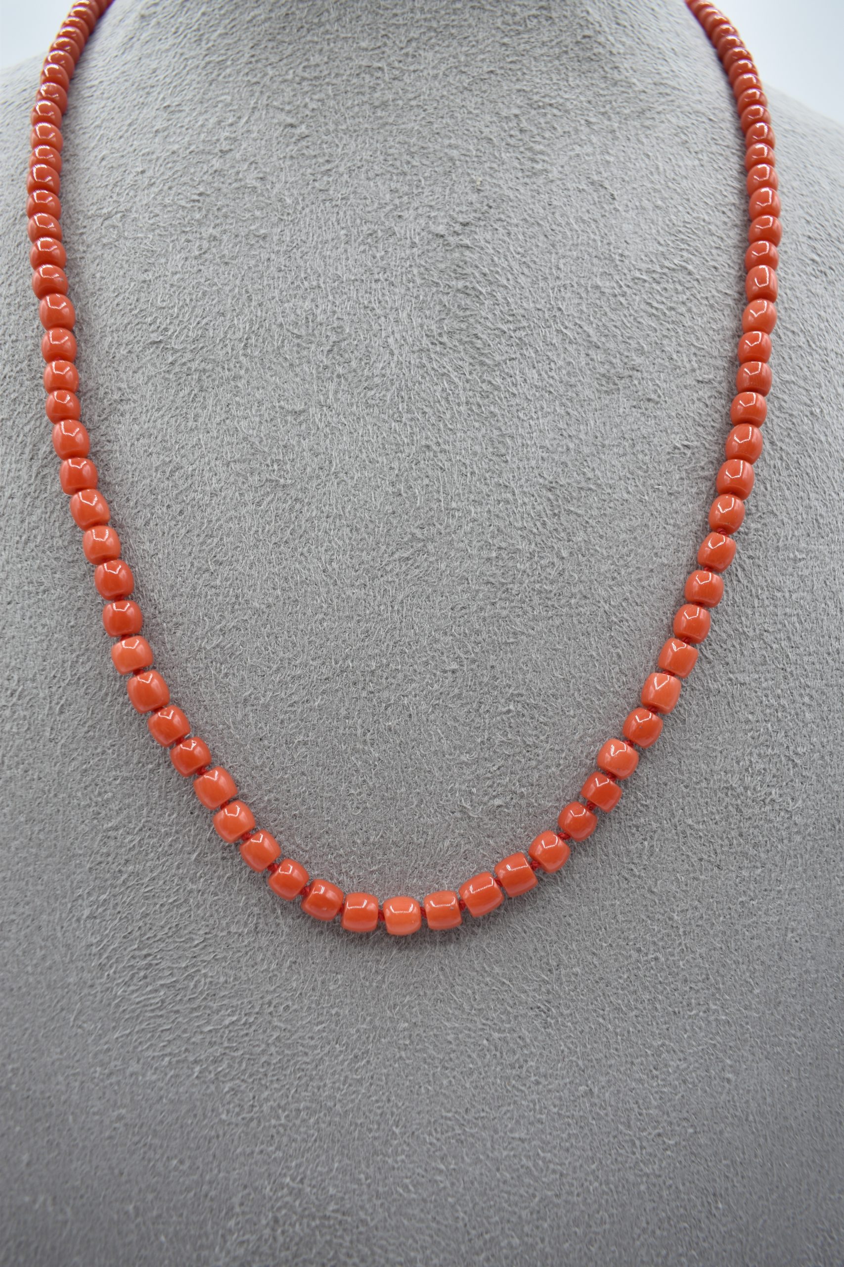 Collana in Corallo Sciacca di Patricia Oro Creations: un gioiello di lusso, con barilotti e chiusura in oro, perfetto per un'idea regalo preziosa. (Vista 2)