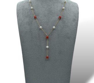 Splendida collana in corallo Sciacca barilotti e perle con catena in oro, un gioiello made in Italy di Patricia Oro Creations, perfetto per un'idea regalo preziosa.