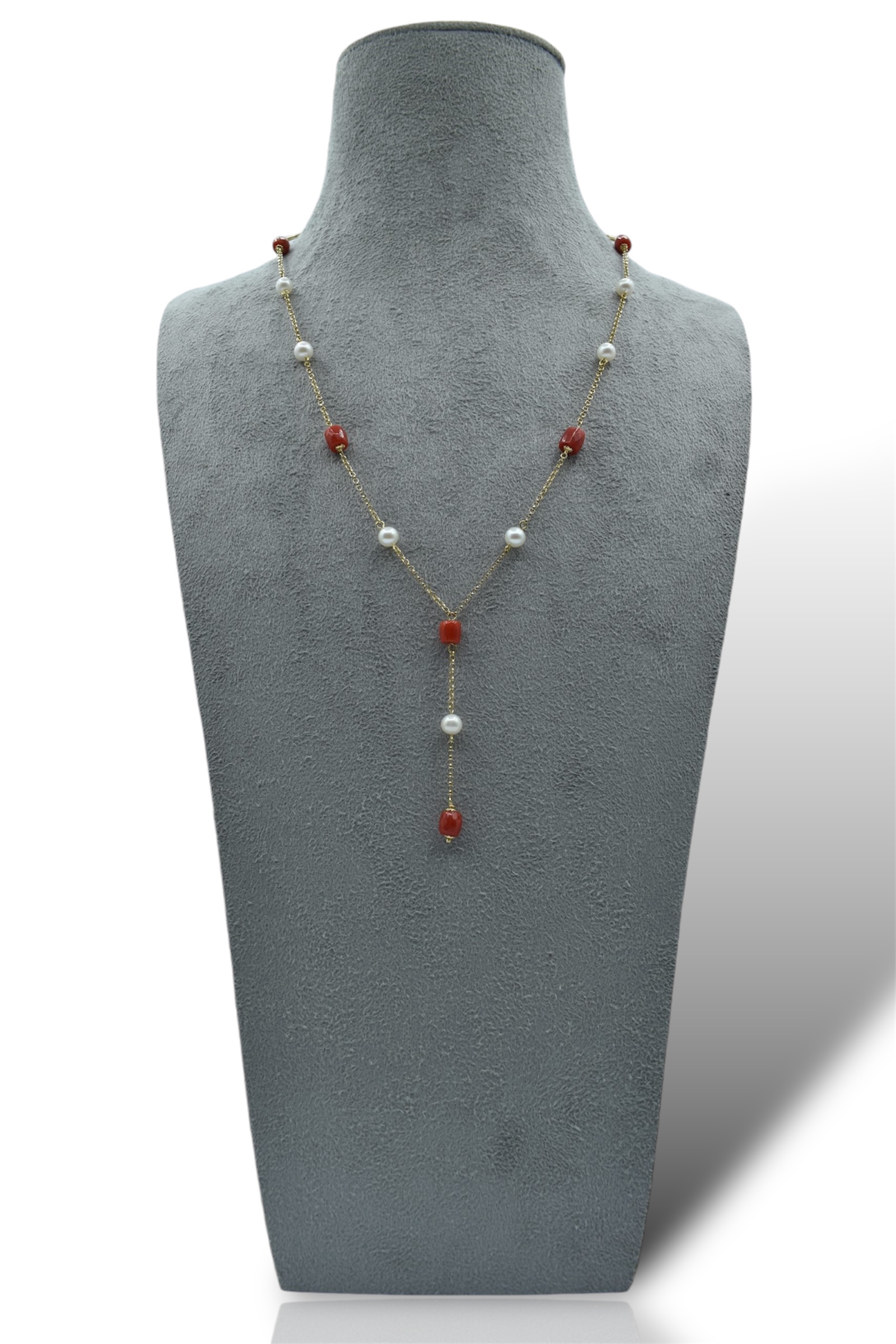 Splendida collana in corallo Sciacca barilotti e perle con catena in oro, un gioiello made in Italy di Patricia Oro Creations, perfetto per un'idea regalo preziosa.