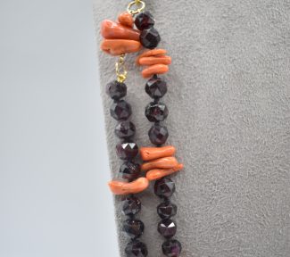 Splendida Collana Corallo Sciacca con Granato, un gioiello made in italy di Patricia Oro Creations, perfetto per un'idea regalo preziosa. (Vista 2)