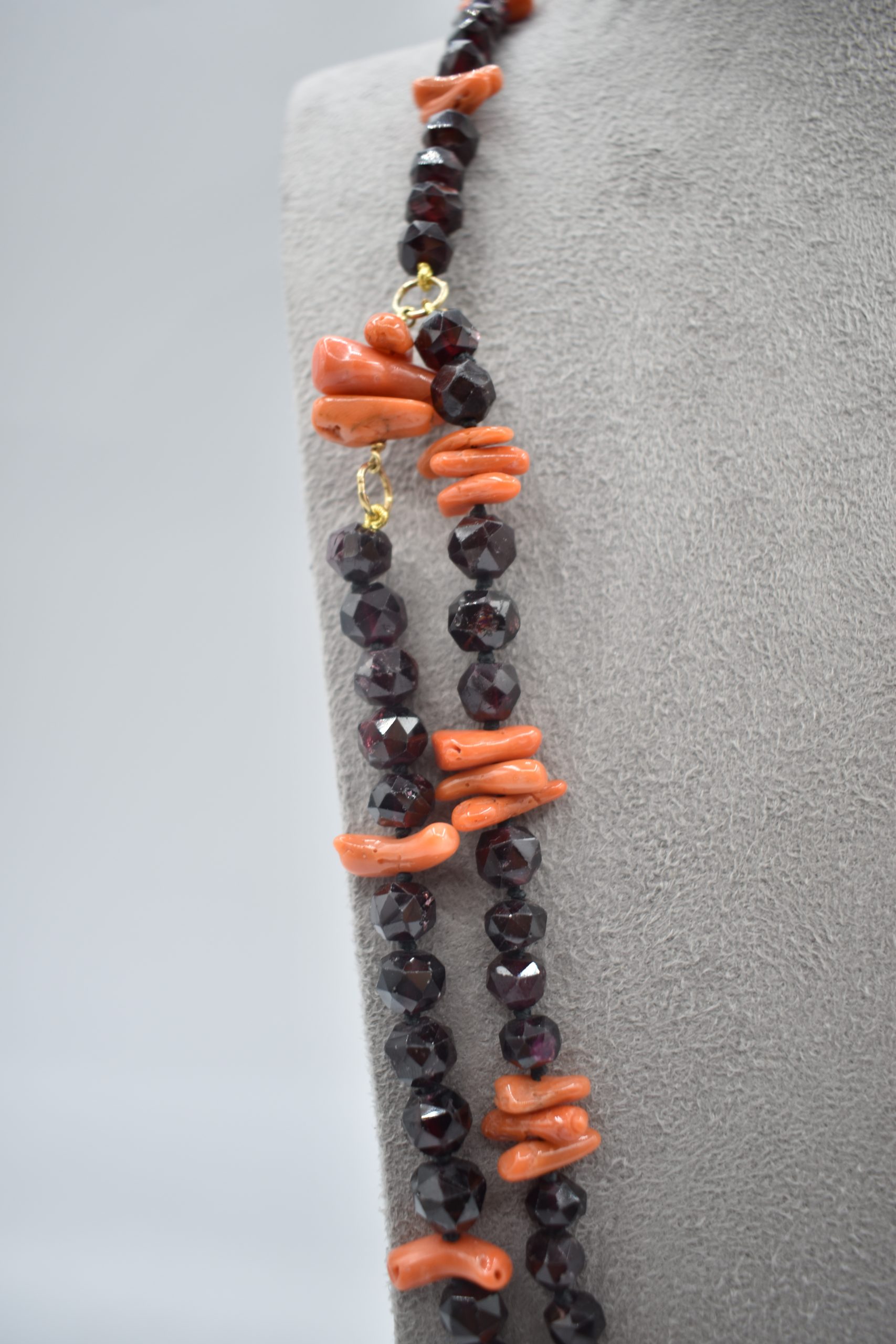 Splendida Collana Corallo Sciacca con Granato, un gioiello made in italy di Patricia Oro Creations, perfetto per un'idea regalo preziosa. (Vista 2)