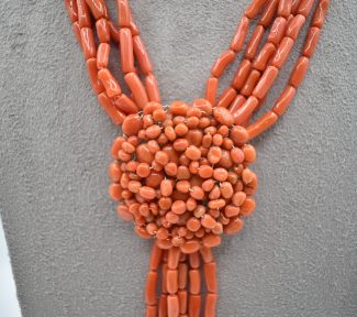 Splendida Collana Corallo Sciacca con Medaglione Centrale, un gioiello made in italy di Patricia Oro Creations, perfetto per un'occasione speciale. (Vista 2)