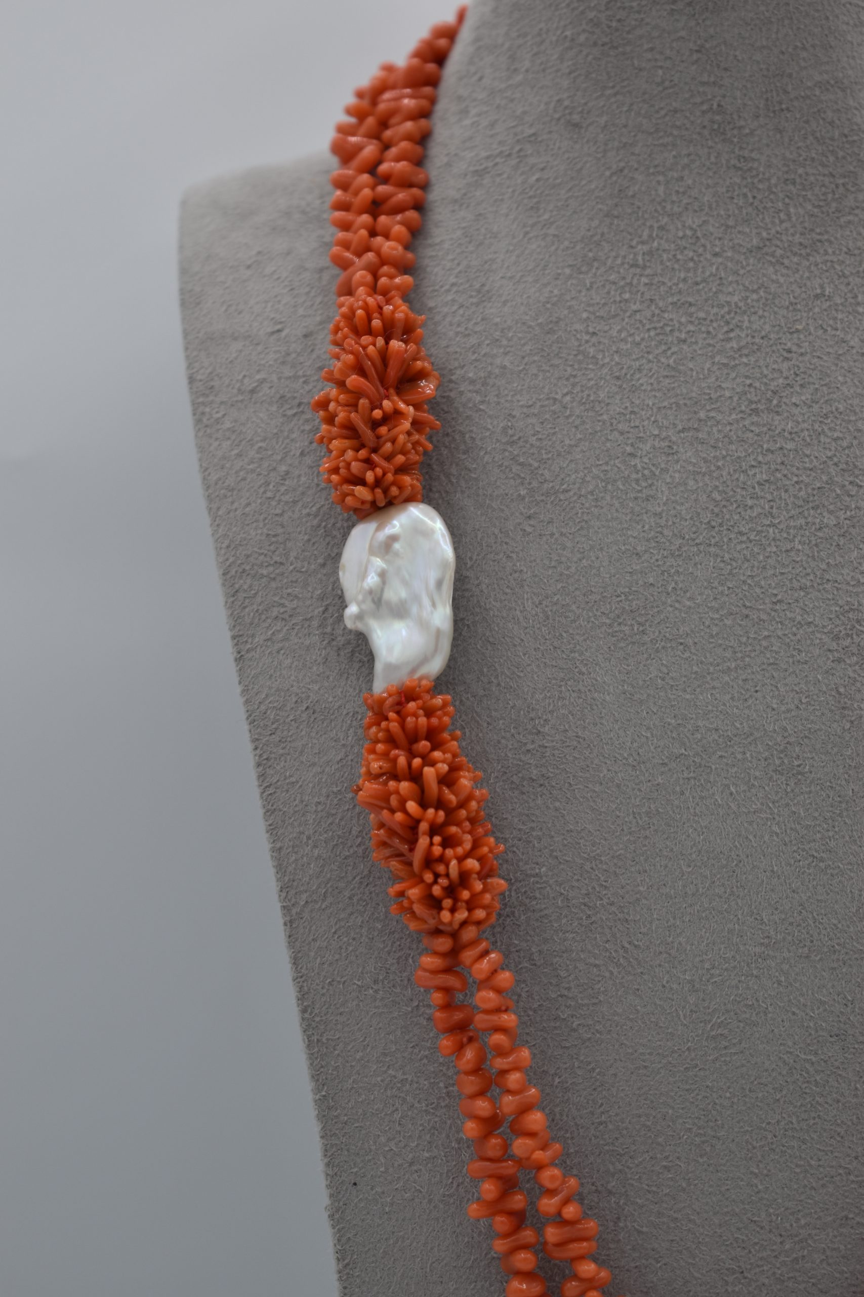 Splendida collana Corallo Sciacca con perla, un gioiello made in italy di Patricia Oro Creations, perfetto per un'idea regalo preziosa. (Vista 2)