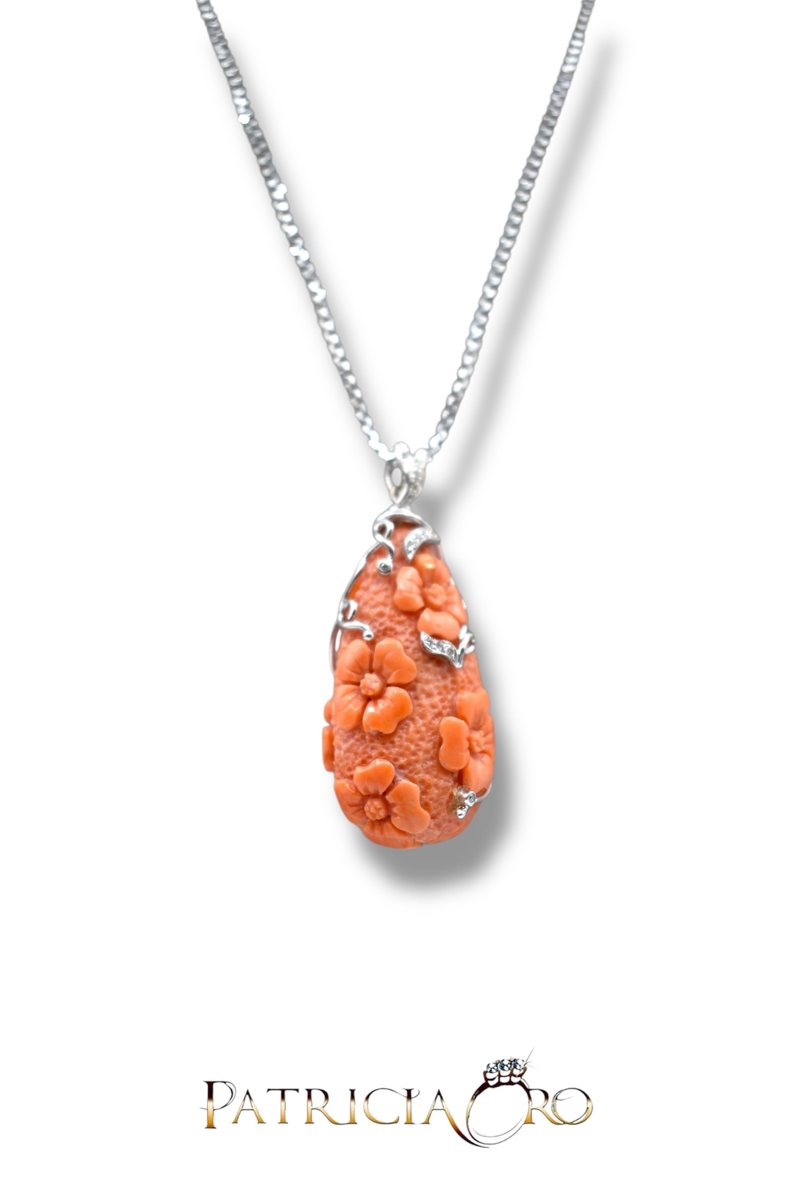Splendida collana in Corallo Sciacca e Diamanti, un gioiello di lusso firmato Patricia Oro Creations, perfetto per un'occasione speciale. (Vista 2)