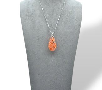 Splendida collana in Corallo Sciacca e Diamanti, un gioiello di lusso firmato Patricia Oro Creations, perfetto per un'occasione speciale.