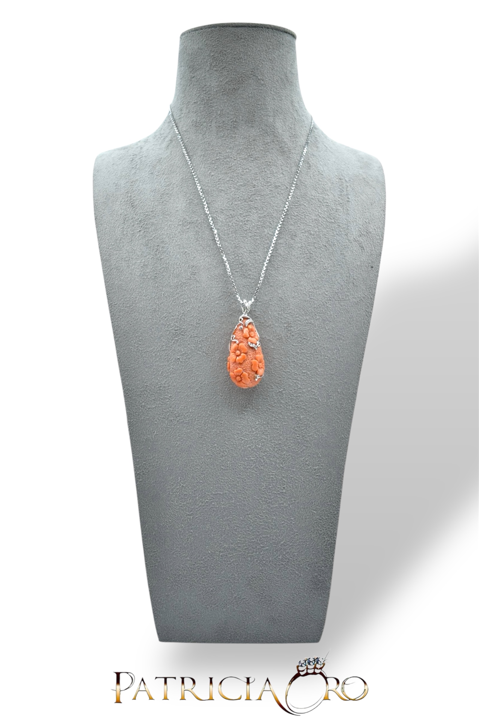 Splendida collana in Corallo Sciacca e Diamanti, un gioiello di lusso firmato Patricia Oro Creations, perfetto per un'occasione speciale.