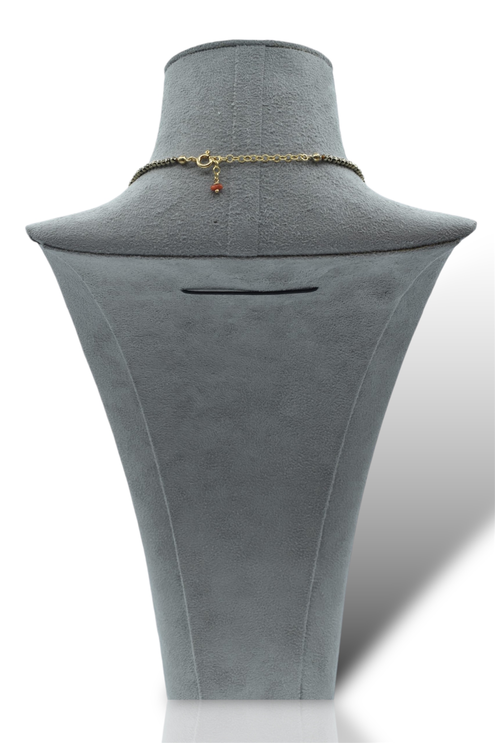 Splendida Collana Corallo Sciacca e Ematite Dorata, un gioiello made in italy di Patricia Oro Creations, perfetto per un'eleganza senza tempo. (Vista 2)