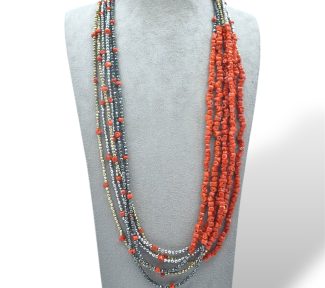 Splendida collana in Corallo Sciacca e Ematite, un gioiello made in Italy di Patricia Oro Creations, perfetto per un'idea regalo preziosa.