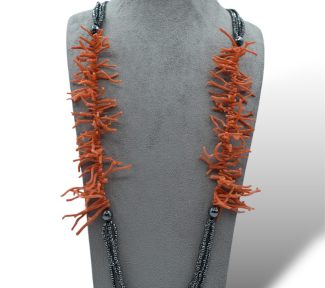 Splendida collana in Corallo Sciacca con Ematite, un gioiello made in italy di Patricia Oro Creations, perfetto per un'idea regalo preziosa.