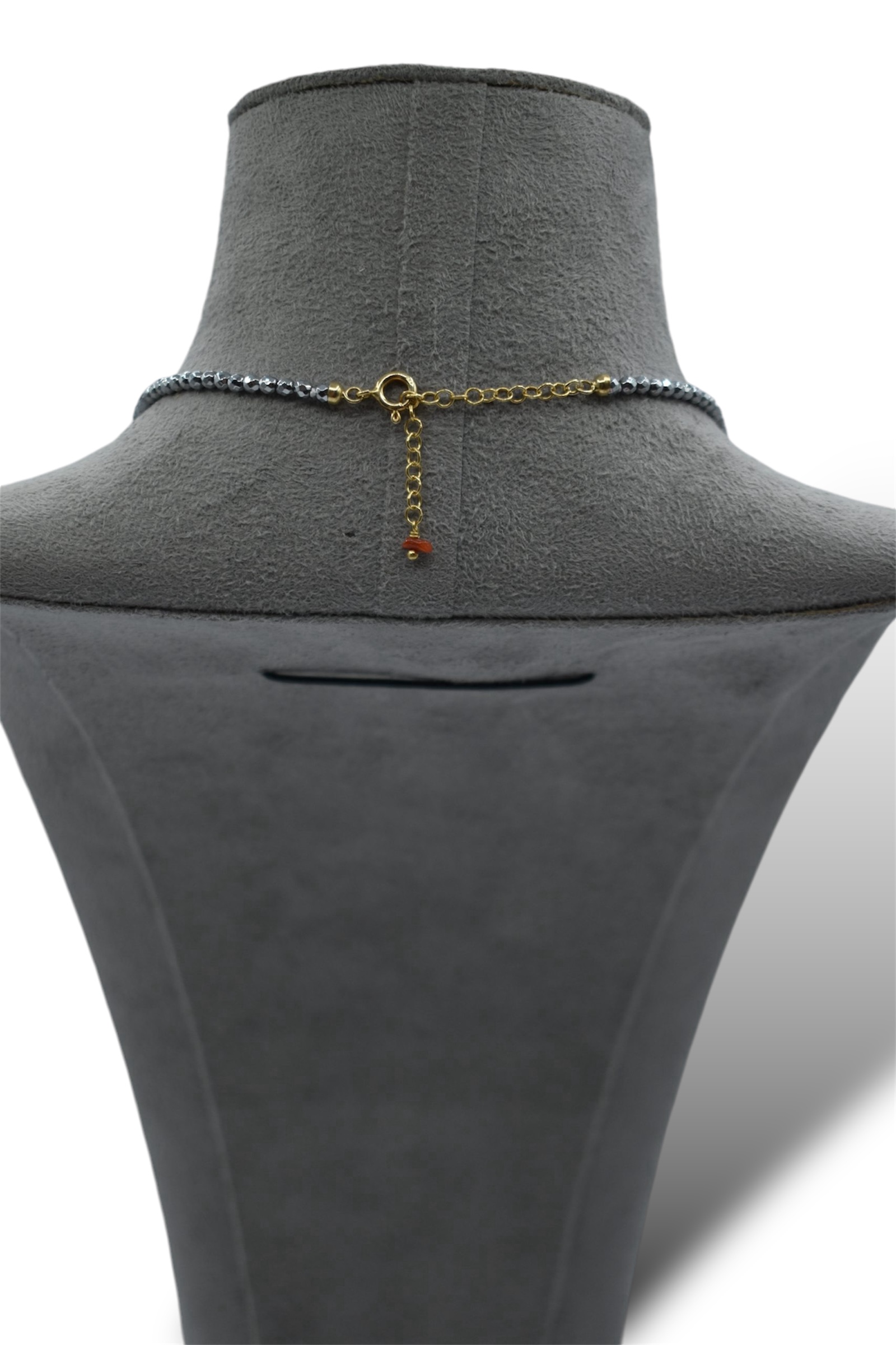 Splendida Collana Corallo Sciacca e Ematite Silver, un gioiello made in italy di Patricia Oro Creations, perfetto per un'eleganza senza tempo. (Vista 2)