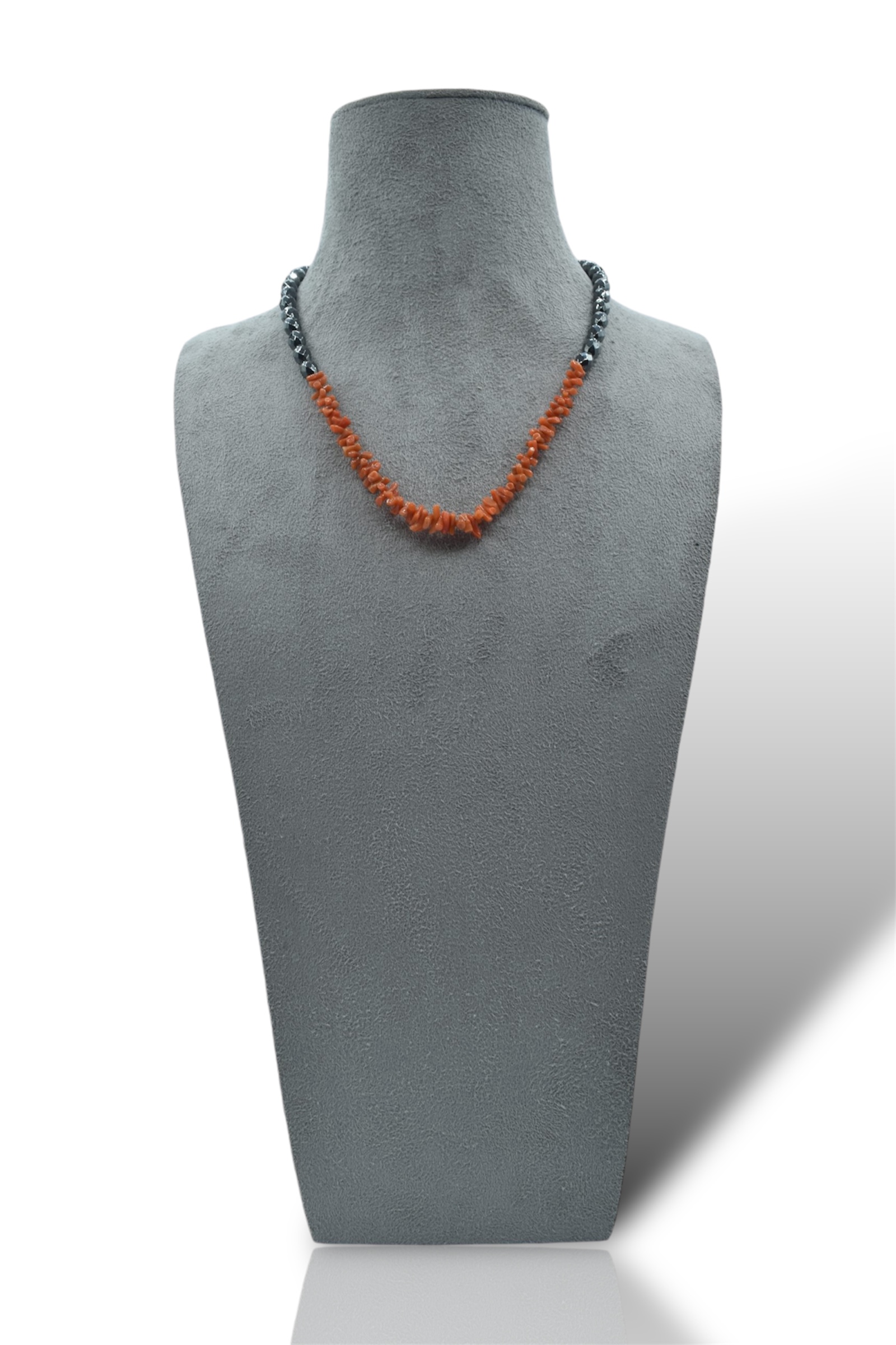 Collana Corallo Sciacca e Ematite Silver - Patricia Oro Creations | Gioielleria Patricia Oro Splendida Collana Corallo Sciacca e Ematite Silver, un gioiello made in italy di Patricia Oro Creations, perfetto per un'eleganza senza tempo.