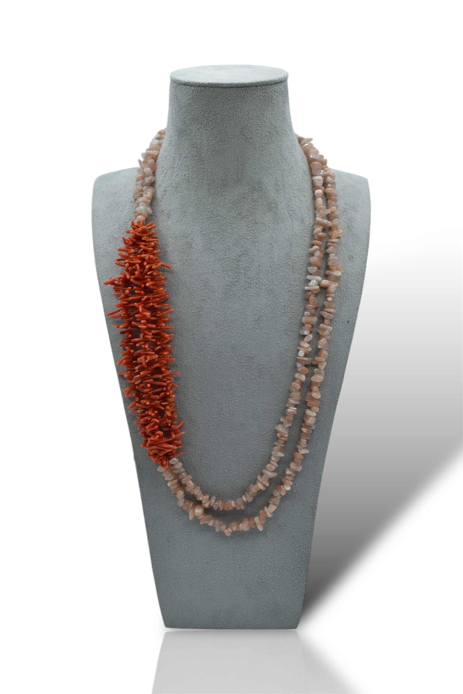Splendida collana a due fili in Corallo Sciacca con frange e Pietra Luna, un capolavoro di alta gioielleria made in italy