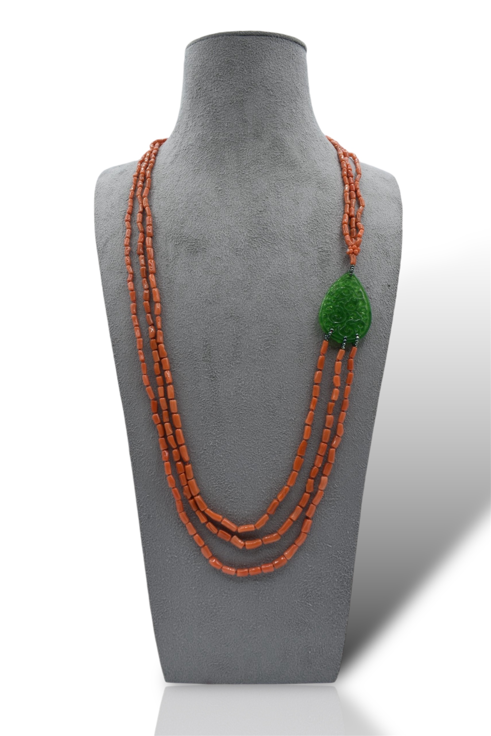 Collana in Corallo Sciacca e Giada - Patricia Oro Creations | Gioielleria Patricia Oro Splendida collana in Corallo Sciacca e Giada, un capolavoro di gioielli made in italy, perfetto per un'occasione speciale.