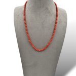 Collana in Corallo Sciacca di Patricia Oro Creations: un gioiello di lusso, con barilotti e chiusura in oro, perfetto per un'idea regalo preziosa.