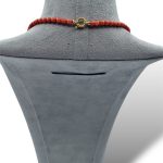 Collana in Corallo Sciacca di Patricia Oro Creations: un gioiello di lusso, con barilotti e chiusura in oro, perfetto per un'idea regalo preziosa. (Vista 3)