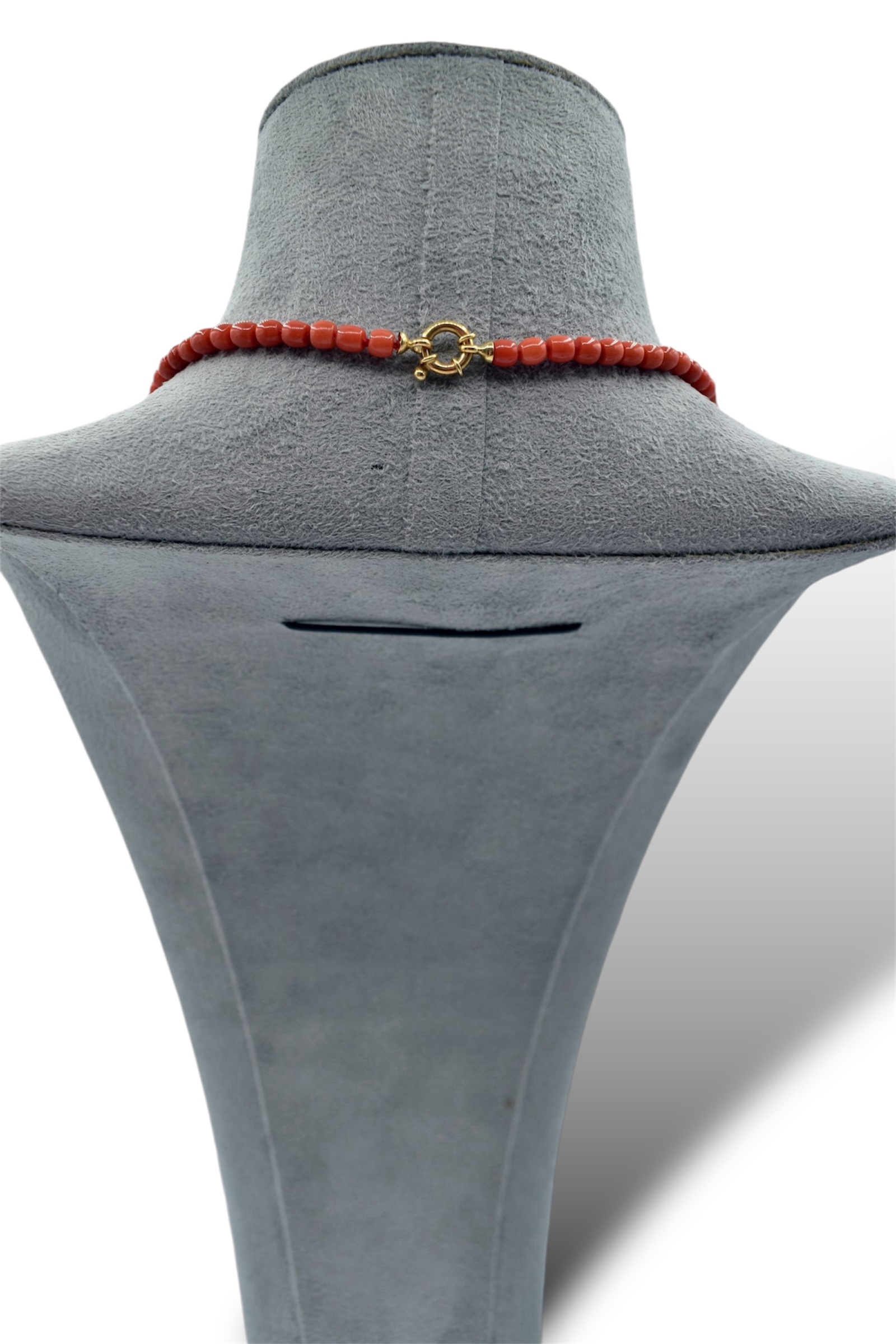 Collana in Corallo Sciacca di Patricia Oro Creations: un gioiello di lusso, con barilotti e chiusura in oro, perfetto per un'idea regalo preziosa. (Vista 3)