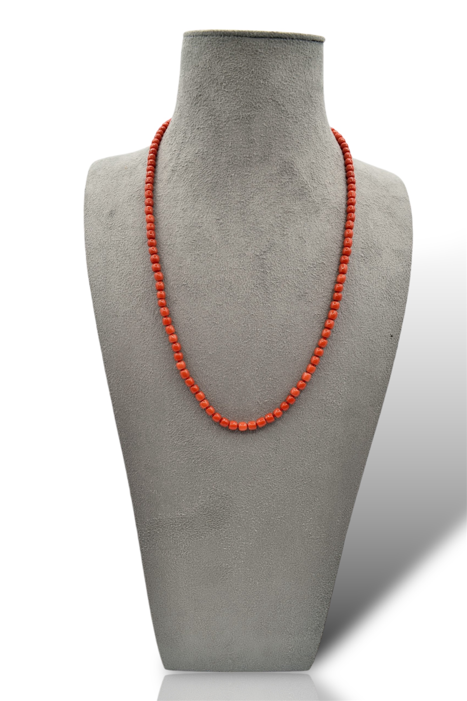 Collana in Corallo Sciacca di Patricia Oro Creations: un gioiello di lusso, con barilotti e chiusura in oro, perfetto per un'idea regalo preziosa.