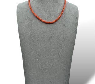 Splendida collana in Corallo Sciacca di Patricia Oro Creations, un gioiello made in italy di alta gioielleria con sfere e chiusura in oro.