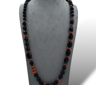 Splendida collana in Corallo Sciacca e Onice, un gioiello made in italy di Patricia Oro Creations, perfetto per un'occasione speciale.