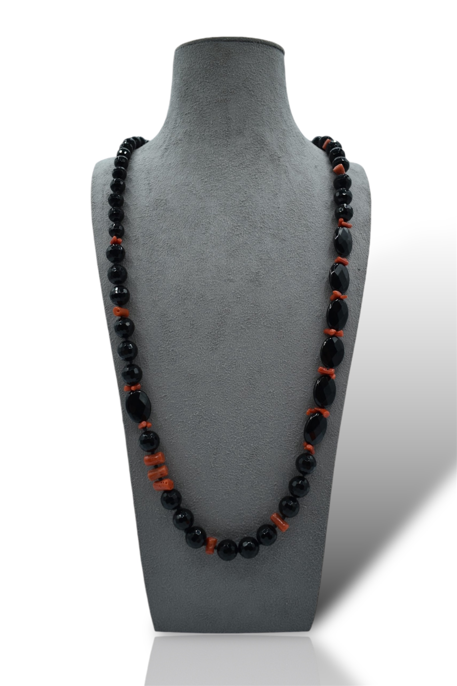 Splendida collana in Corallo Sciacca e Onice, un gioiello made in italy di Patricia Oro Creations, perfetto per un'occasione speciale.