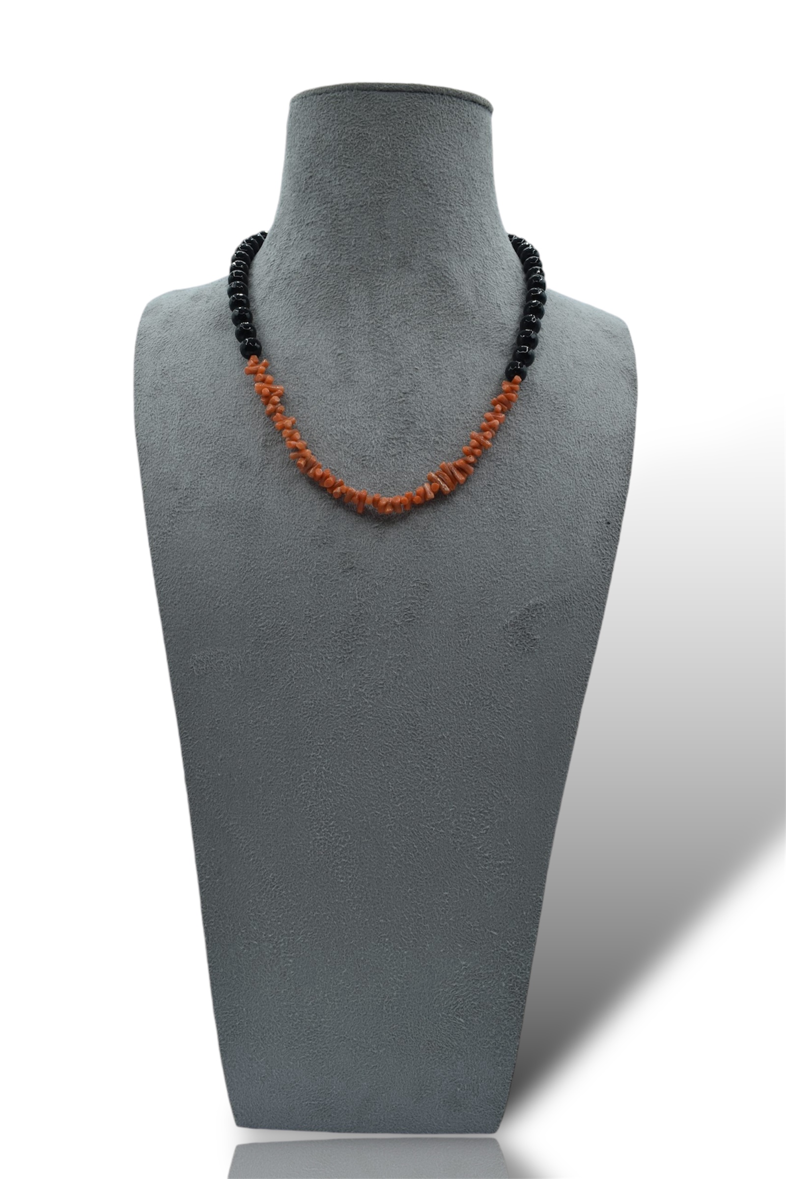 Splendida collana in Corallo Sciacca e Onice, un gioiello made in italy di Patricia Oro Creations, perfetto per un'occasione speciale.