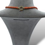 Splendida Collana in Corallo Sciacca con chiusura in oro, un gioiello made in italy di Patricia Oro Creations, perfetto per un'occasione speciale. (Vista 3)