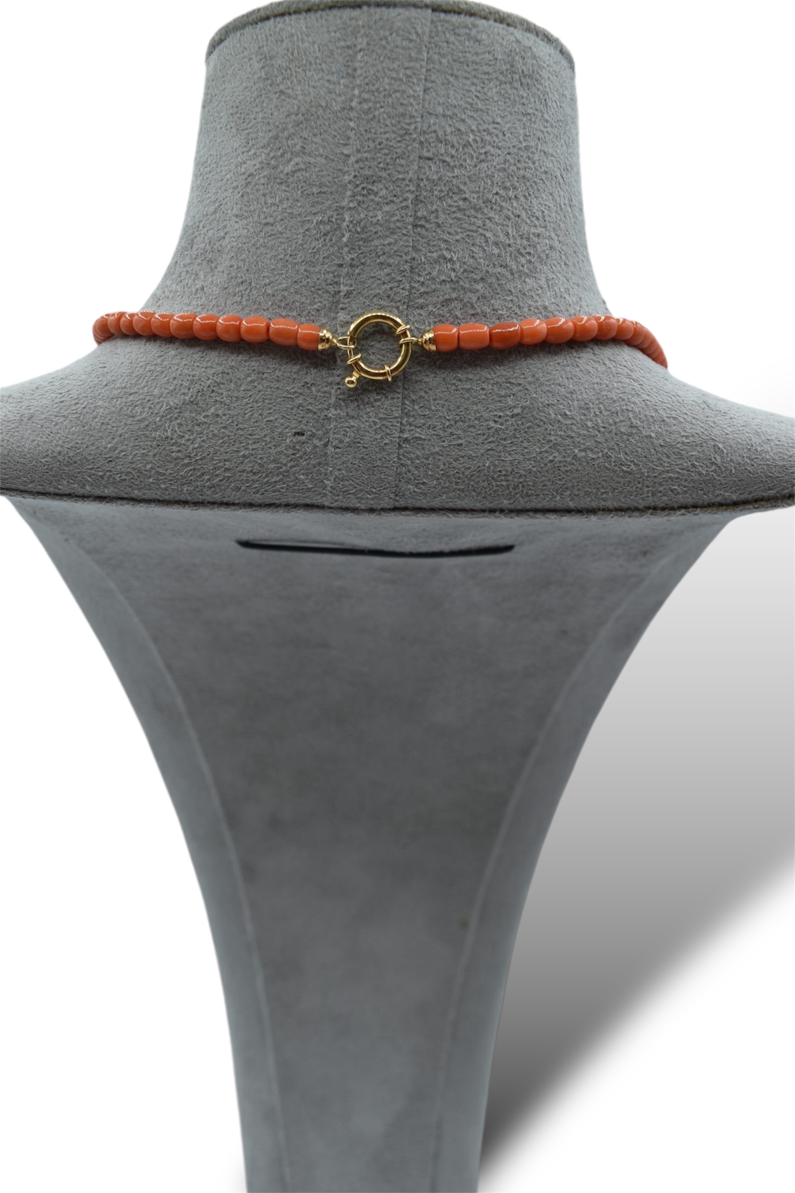 Splendida Collana in Corallo Sciacca con chiusura in oro, un gioiello made in italy di Patricia Oro Creations, perfetto per un'occasione speciale. (Vista 3)