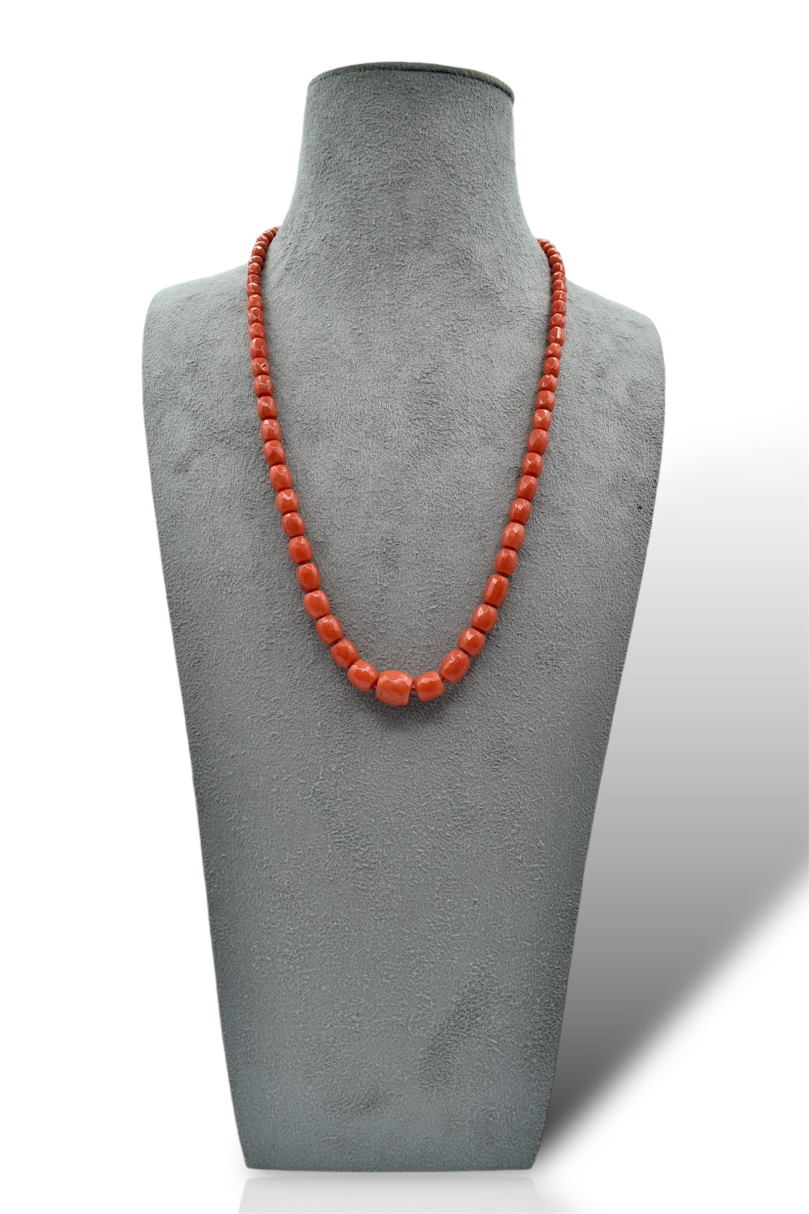 Collana in Corallo Sciacca con Barilotti e Chiusura in Oro | Gioielleria Patricia Oro Splendida Collana in Corallo Sciacca con chiusura in oro, un gioiello made in italy di Patricia Oro Creations, perfetto per un regalo prezioso.