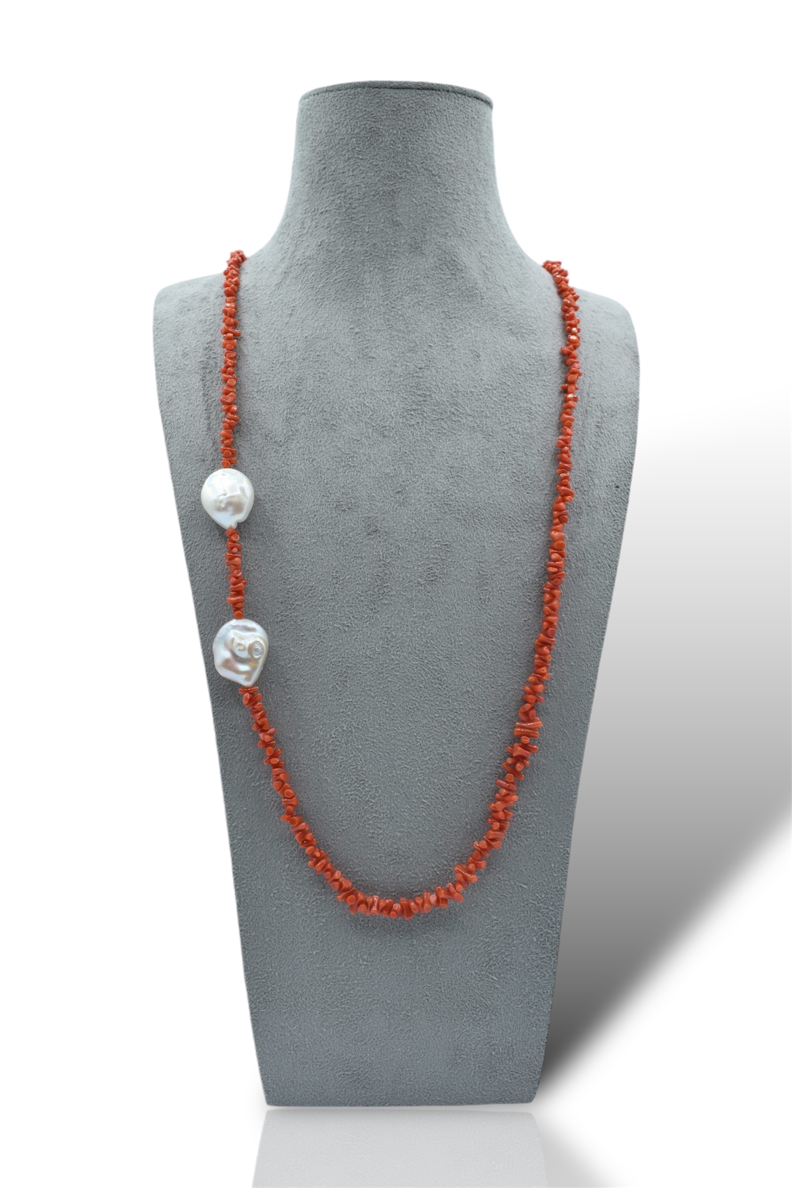 Splendida collana in Corallo Sciacca e Perle Barocche, un gioiello di lusso firmato Patricia Oro Creations, perfetto per un'idea regalo preziosa.