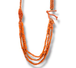 Splendida collana da donna in corallo Sciacca con ramo, un gioiello made in Italy di Patricia Oro Creations, perfetto per un'idea regalo preziosa.