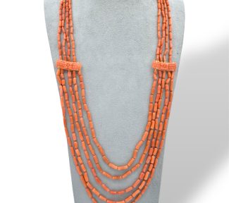 Splendida Collana Corallo con Sculture Laterali, un capolavoro di gioielli made in italy, perfetto per un'occasione speciale.