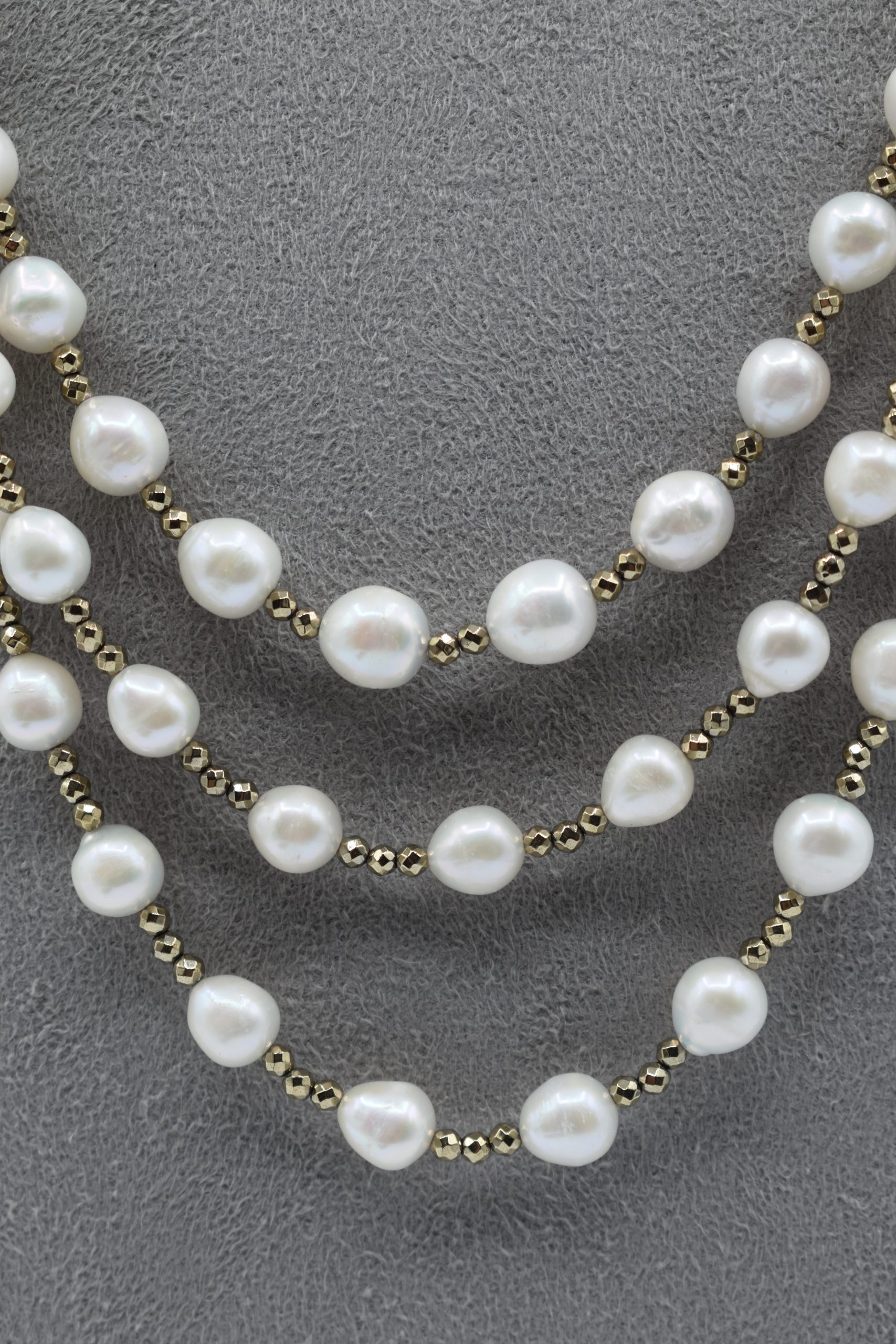 Collana di Perle Barocche con Ematite Dorata 80 cm Splendida collana di perle barocche con ematite, un capolavoro di gioielli made in italy, perfetto per un'occasione speciale. (Vista 2)