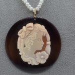 Collana di Perle con Cammeo. Oro 750%