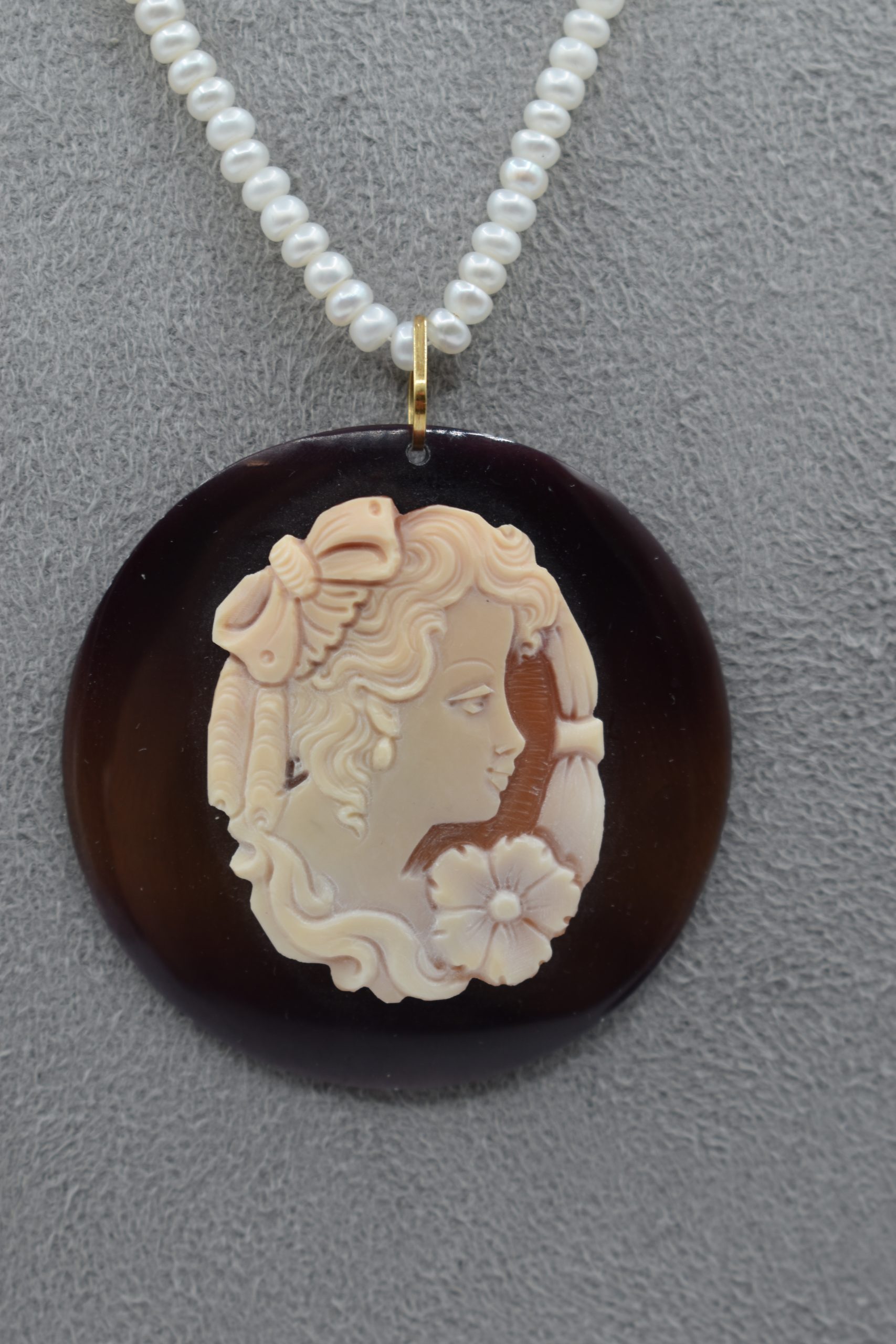 Collana di Perle con Cammeo. Oro 750%