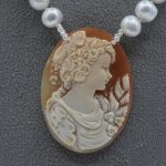 Collana di perle con cammeo, un gioiello di lusso firmato Patricia Oro Creations, perfetto per un'idea regalo preziosa. (Vista 2)