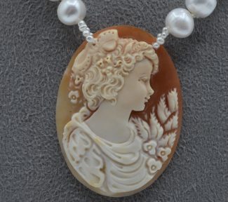 Collana di perle con cammeo, un gioiello di lusso firmato Patricia Oro Creations, perfetto per un'idea regalo preziosa. (Vista 2)
