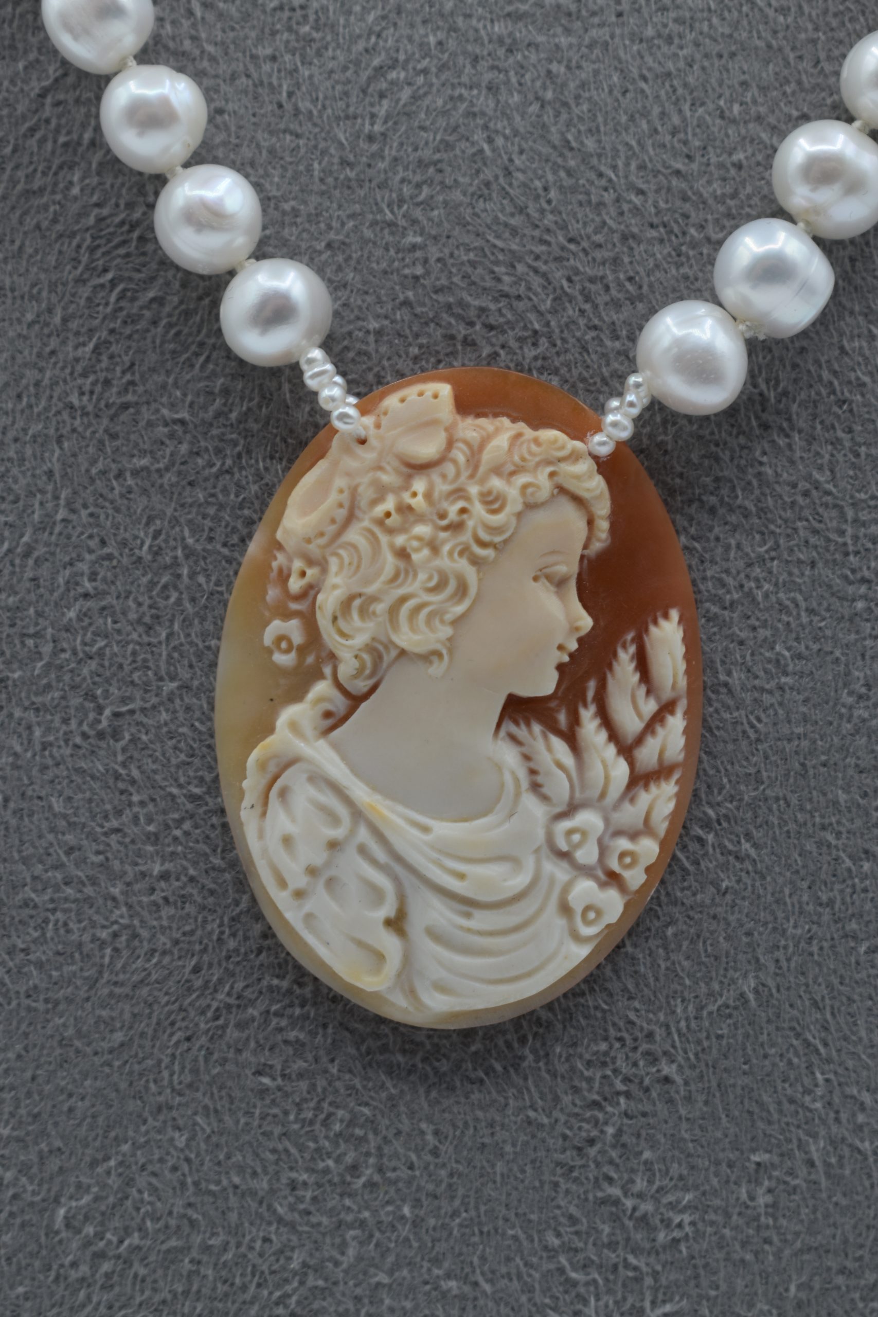Collana di perle con cammeo, un gioiello di lusso firmato Patricia Oro Creations, perfetto per un'idea regalo preziosa. (Vista 2)