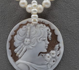 Splendida collana di perle con cammeo, un gioiello di lusso perfetto per un'occasione speciale. (Vista 2)