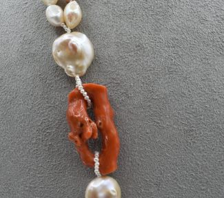 Collana da donna Patricia Oro Creations con perle e corallo naturale, un gioiello made in italy di alta gioielleria. (Vista 2)
