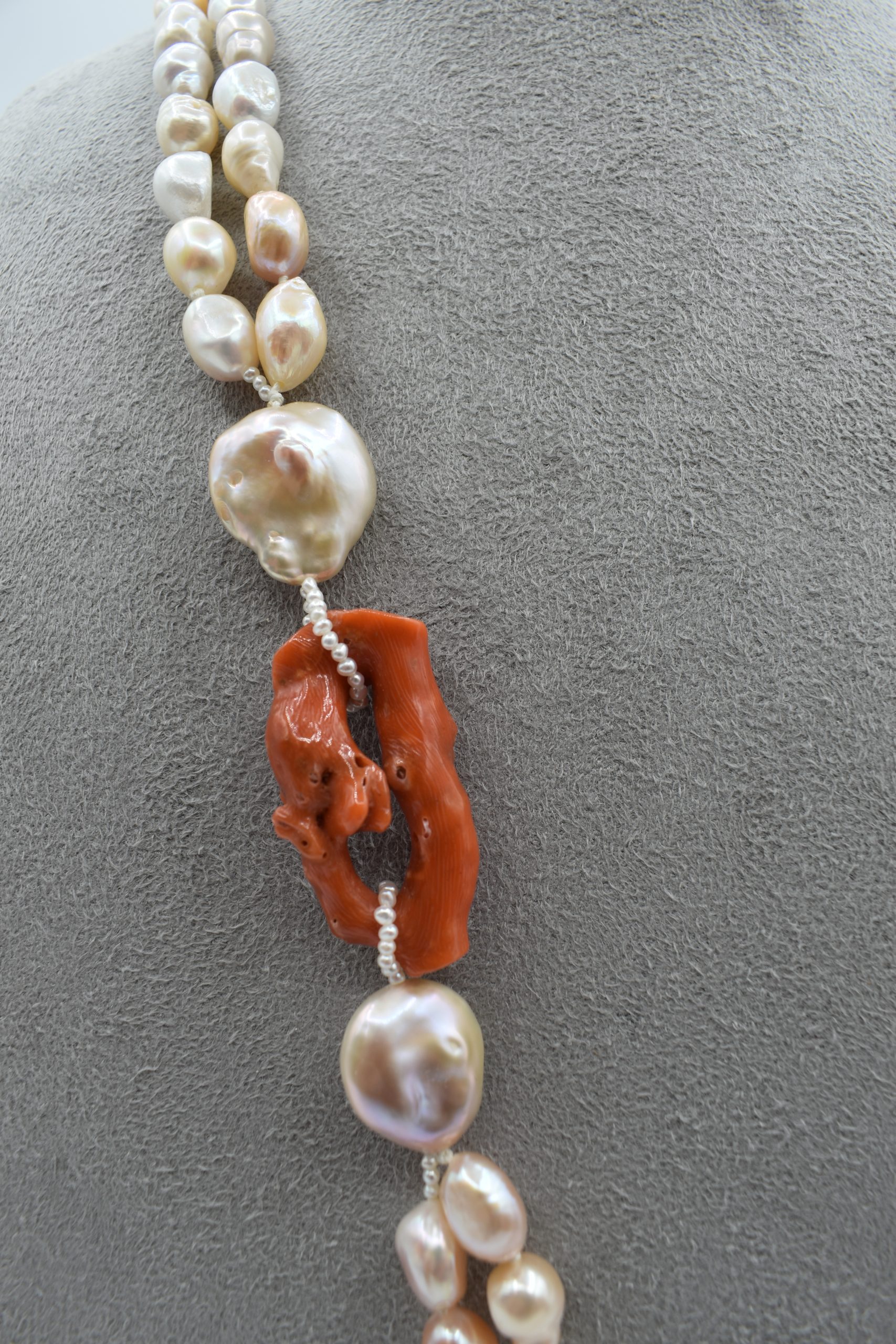 Collana donna con perle freshwater e corallo naturale Patricia Oro Collana da donna Patricia Oro Creations con perle e corallo naturale, un gioiello made in italy di alta gioielleria. (Vista 2)