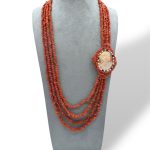 Splendida collana da donna con corallo e cammeo, un gioiello made in italy di Patricia Oro Creations, perfetto per un'idea regalo preziosa.
