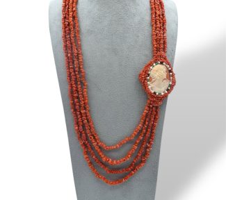 Splendida collana da donna con corallo e cammeo, un gioiello made in italy di Patricia Oro Creations, perfetto per un'idea regalo preziosa.