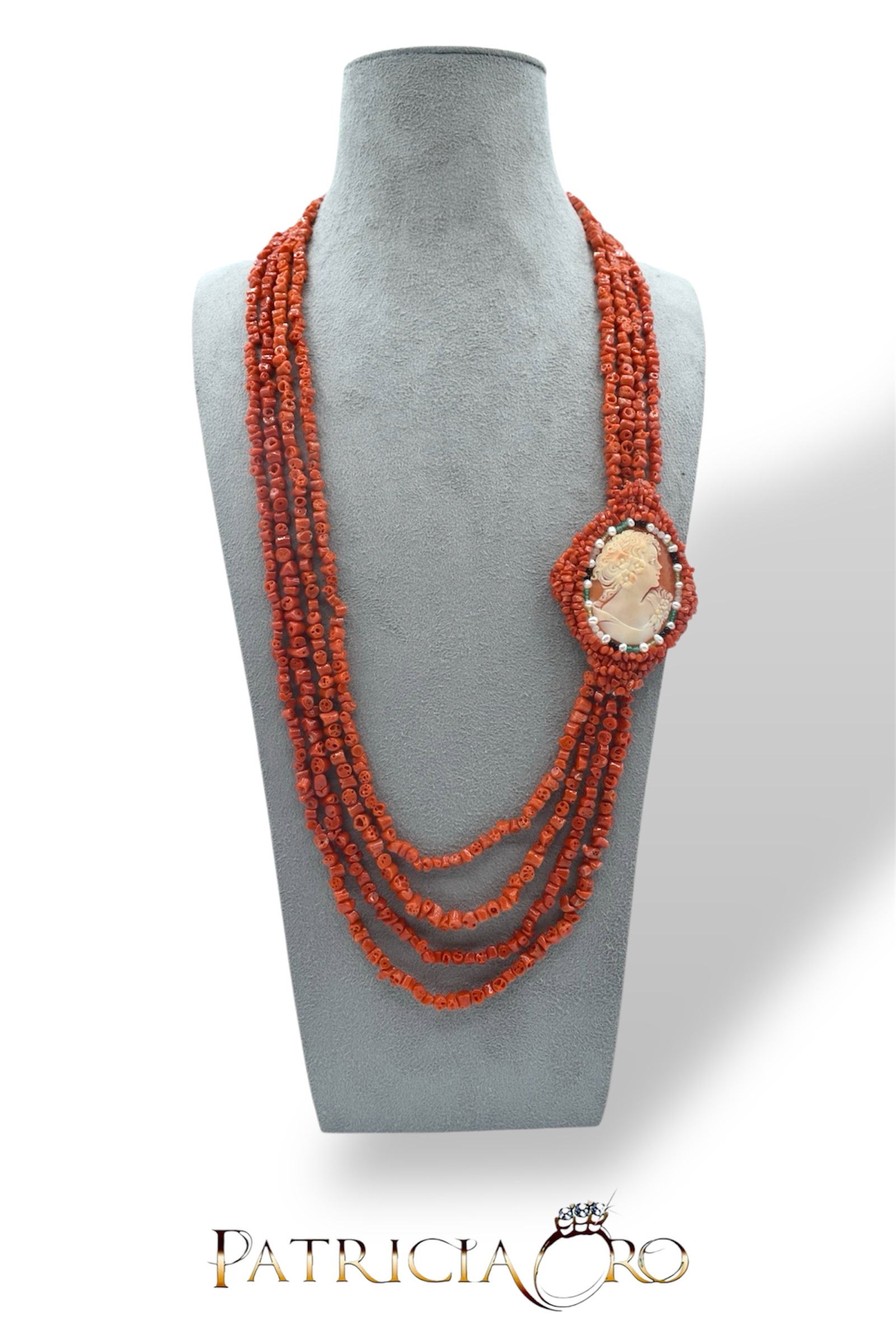 Splendida collana da donna con corallo e cammeo, un gioiello made in italy di Patricia Oro Creations, perfetto per un'idea regalo preziosa.