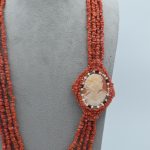 Splendida collana da donna con corallo e cammeo, un gioiello made in italy di Patricia Oro Creations, perfetto per un'idea regalo preziosa. (Vista 2)