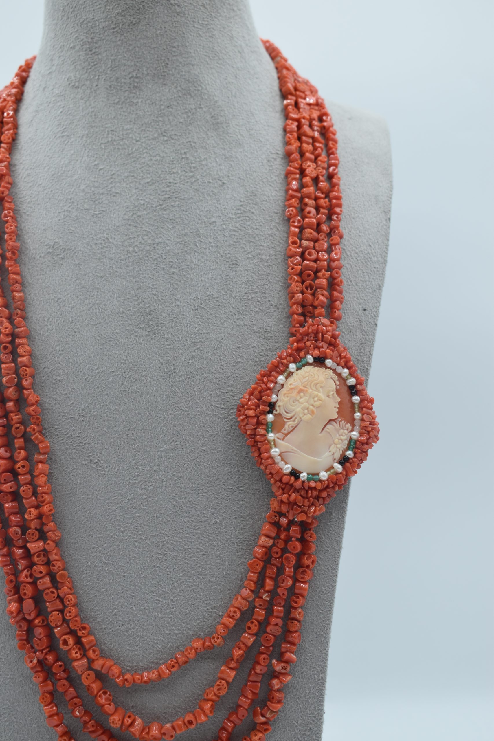 Splendida collana da donna con corallo e cammeo, un gioiello made in italy di Patricia Oro Creations, perfetto per un'idea regalo preziosa. (Vista 2)