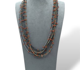 Splendida collana da donna con corallo ed ematite, un gioiello made in italy di Patricia Oro Creations, perfetto per un'idea regalo preziosa.